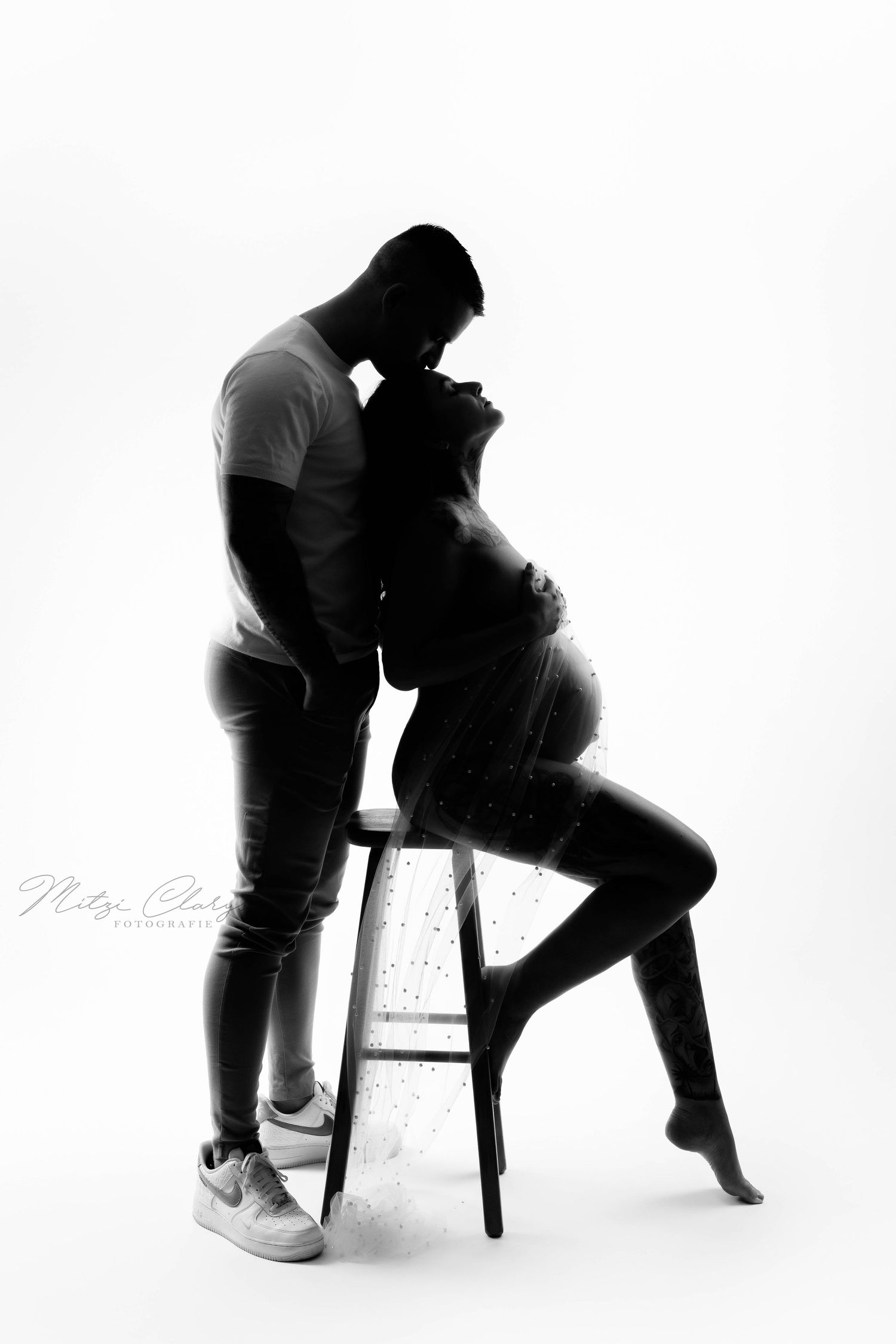 Koppel zwangerschapsshoot in studio met witte achtergrond silhouet in Goes