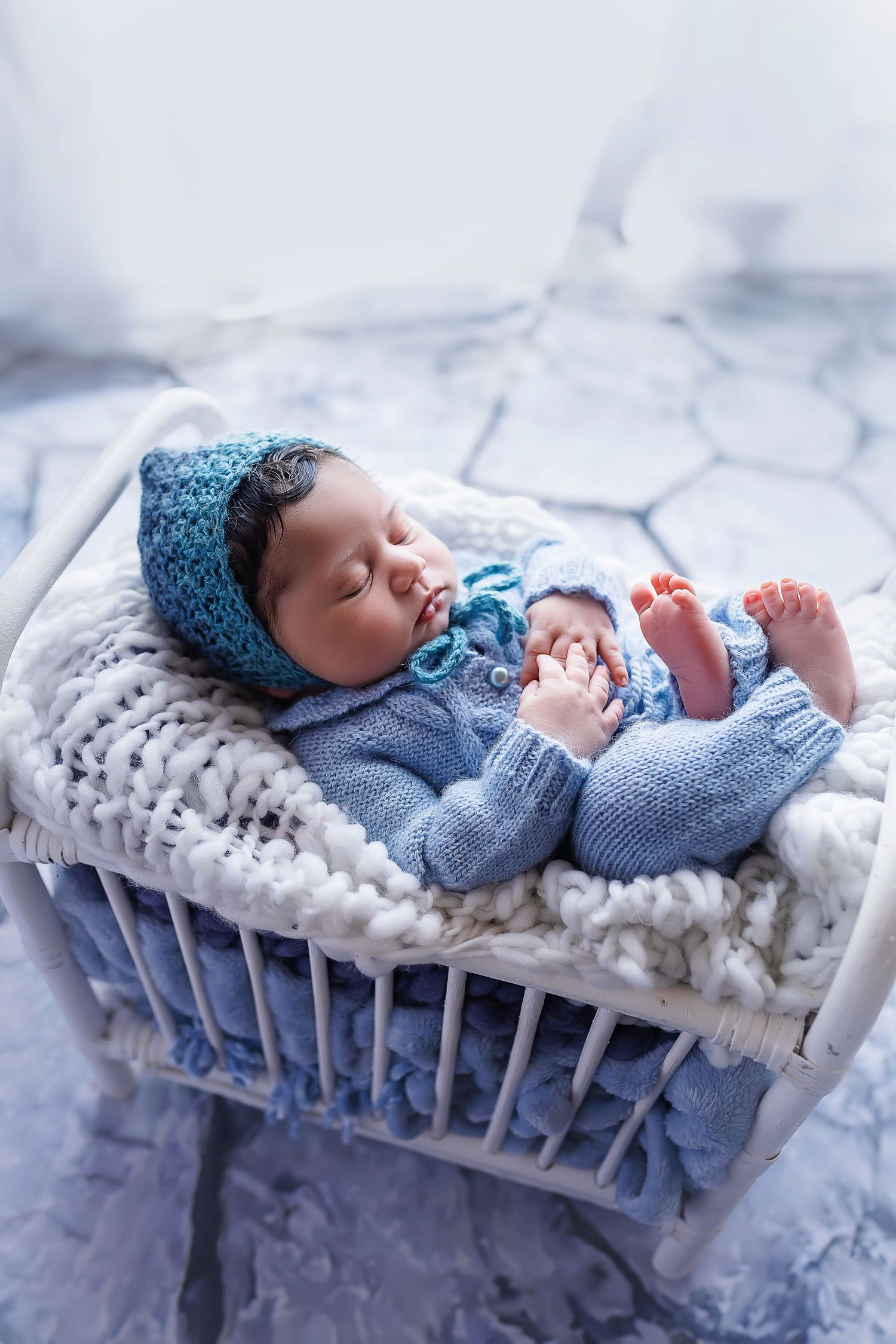 Fotografia en contra luz, imagenes profesionales de bebes durmiendo tranquilamente en camitas. baby boy in blue