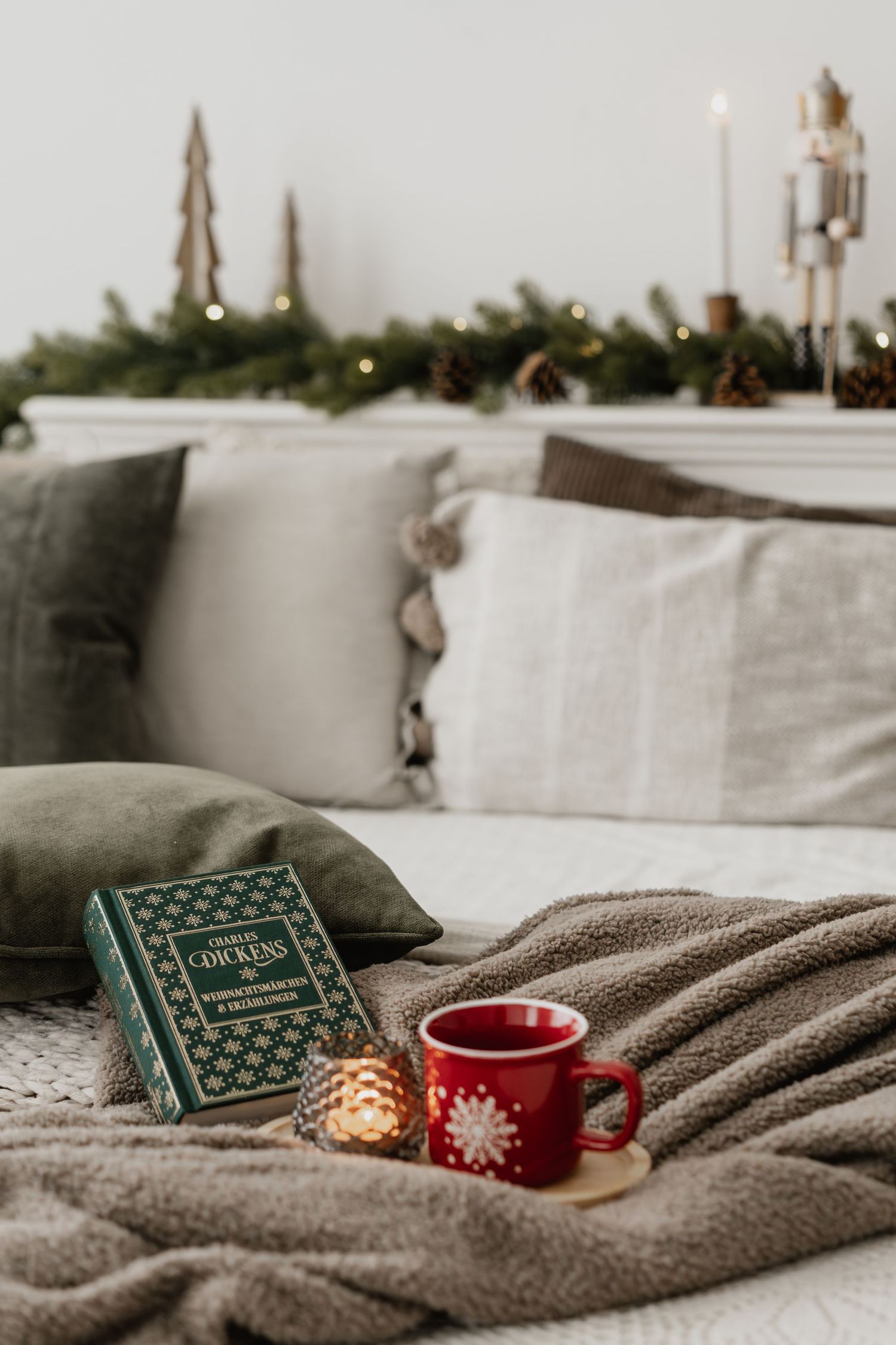 Weihnachtsfotoshooting, weihnachtlich geschmücktes Shooting-Bett mit Lichterketten, Tannenbaum