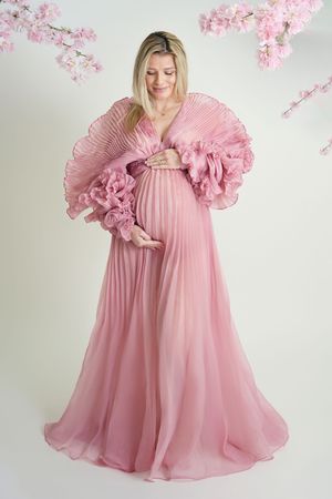 Experience the most elegant maternity photoshoot in Dubai with MohaStudio.
the best maternity photography experiences in Dubai and the UAE