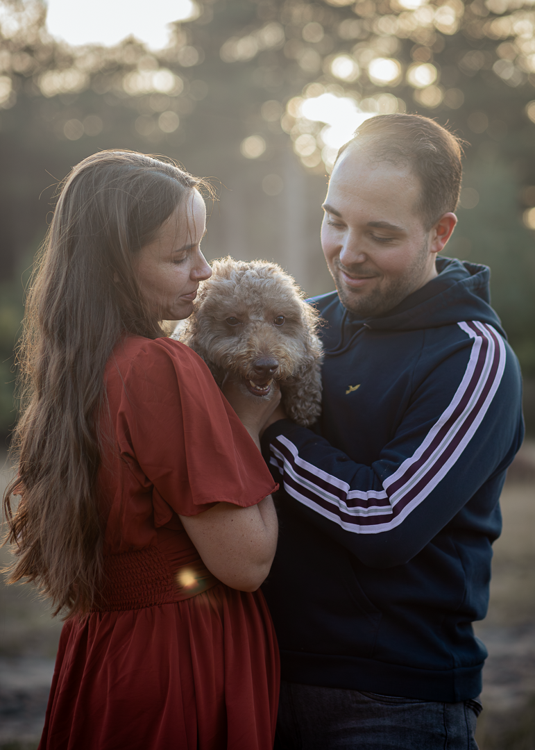 Koppel met hond staan samen bij elkaar.