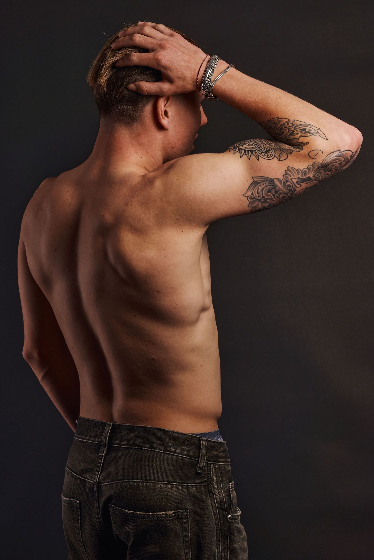 Man zonder shirt met een rug tattoo