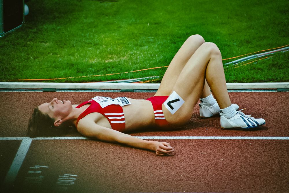 Athletissima 2004, Lausanne, Switzerland
Exhausted athlete in red uniform after the competition
Sandra DAENGELI, impacts.photo, @sdaengeli