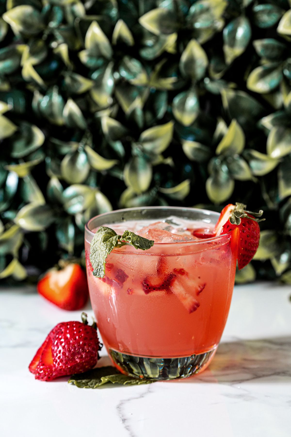 Sparkling Strawberry Gin Smash at Glow Cafe. Glow Day Spa in Barrie. Beautiful Cocktails with spa beauty services in Barrie area. LLBO
