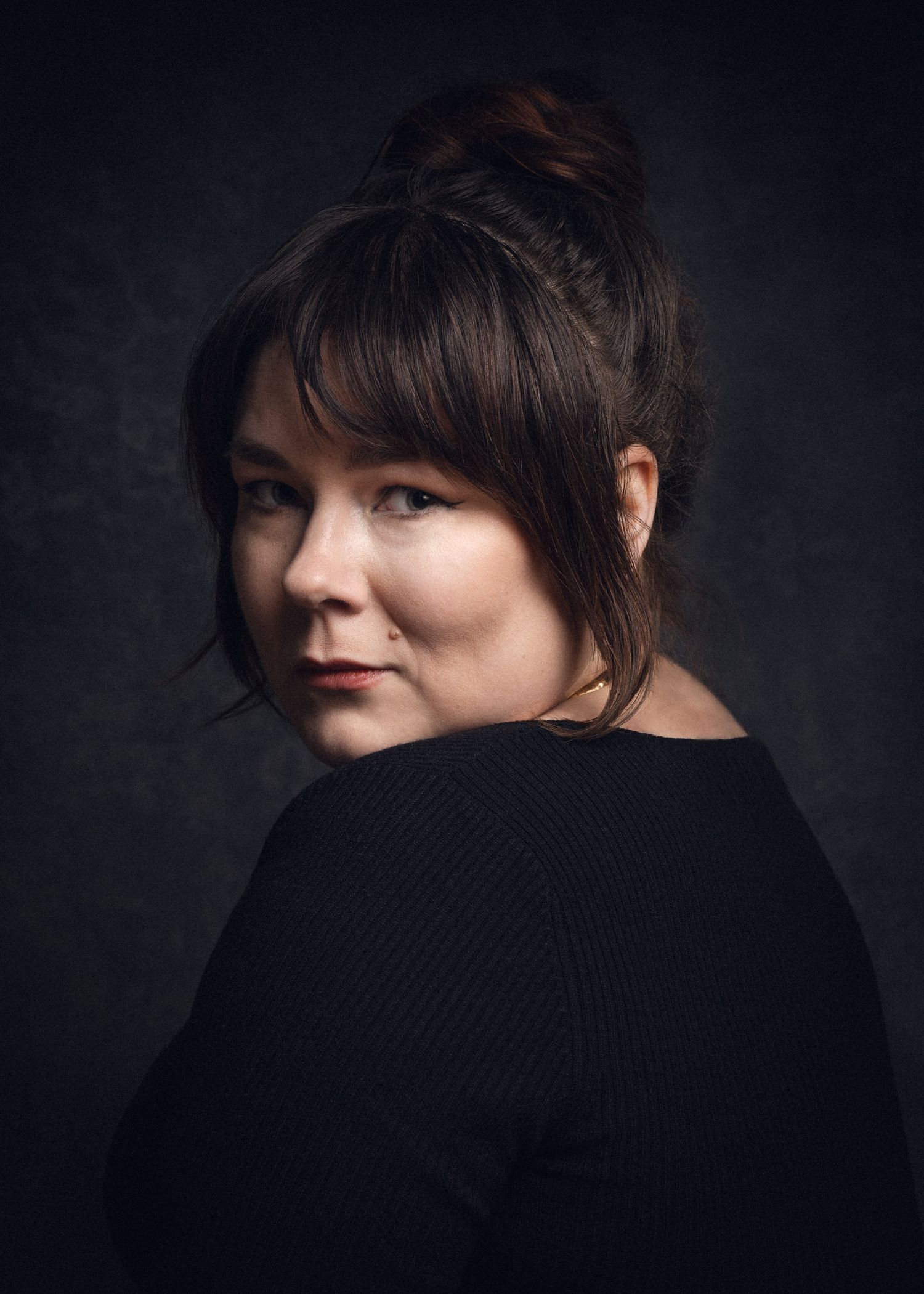 Lotta Ilona Häyrynen, författarporträtt, Schildts & Söderströms förlag, © Alison De Mars 2025