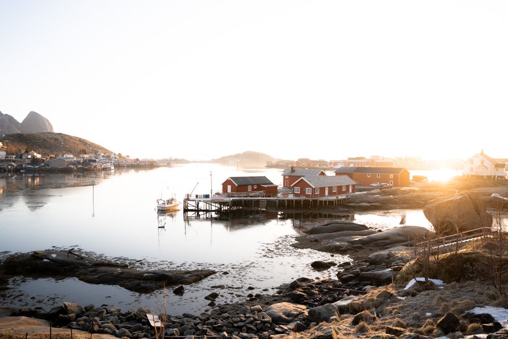 lever de soleil sur le village de pecheur à reine dans les lofoten en norvège pendant l'hiver