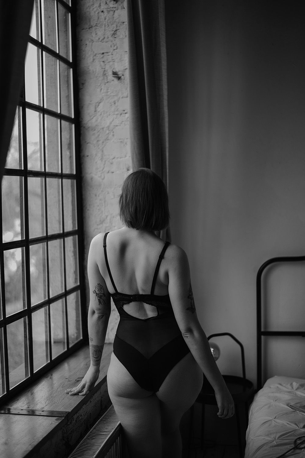Sensualna sesja zdjęciowa w Warszawie, kobieta w bieliźnie, apartament, czarno-biała fotografia artystyczna i zmysłowa.