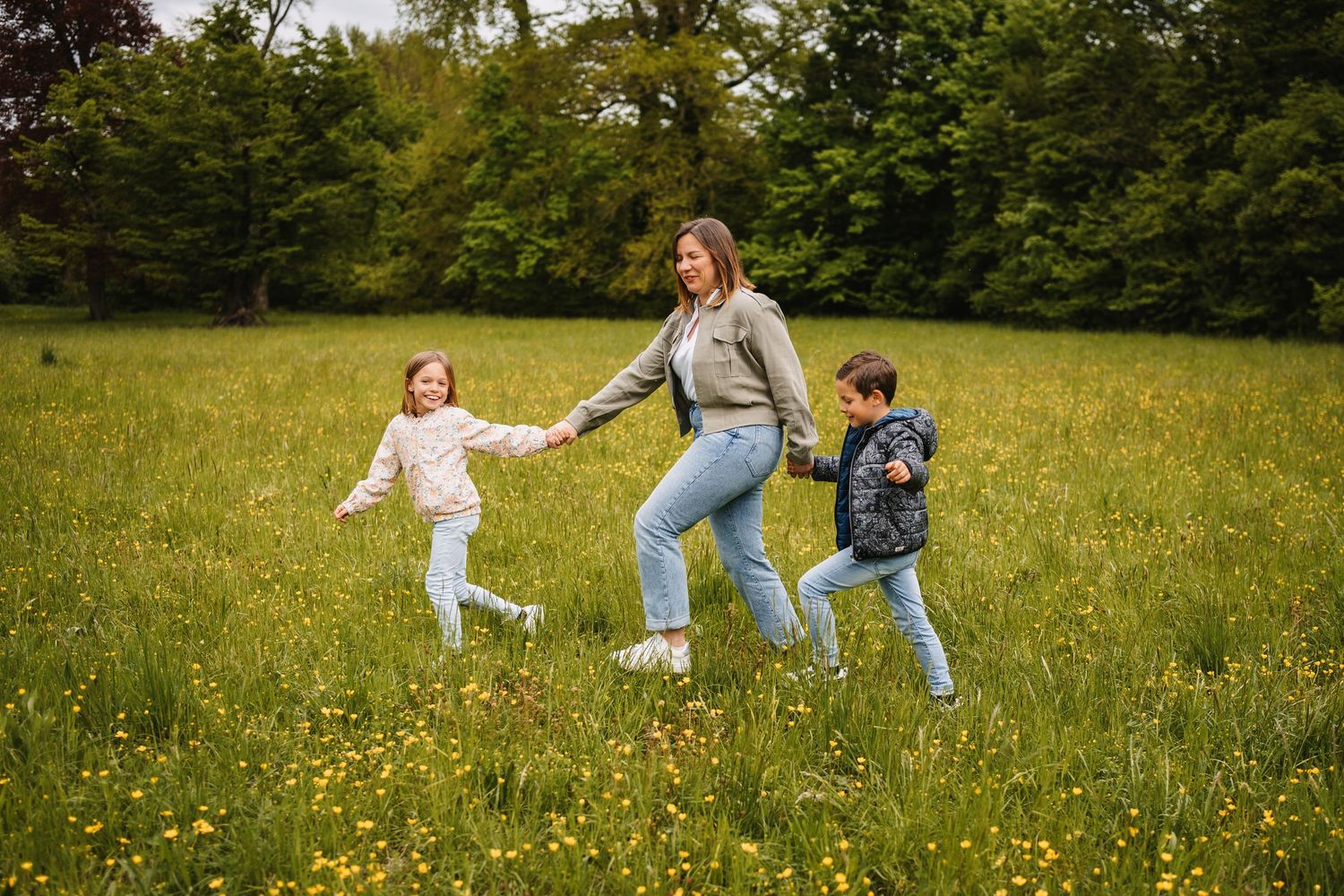 Parents jouant avec leurs enfants dans un parc à Strasbourg