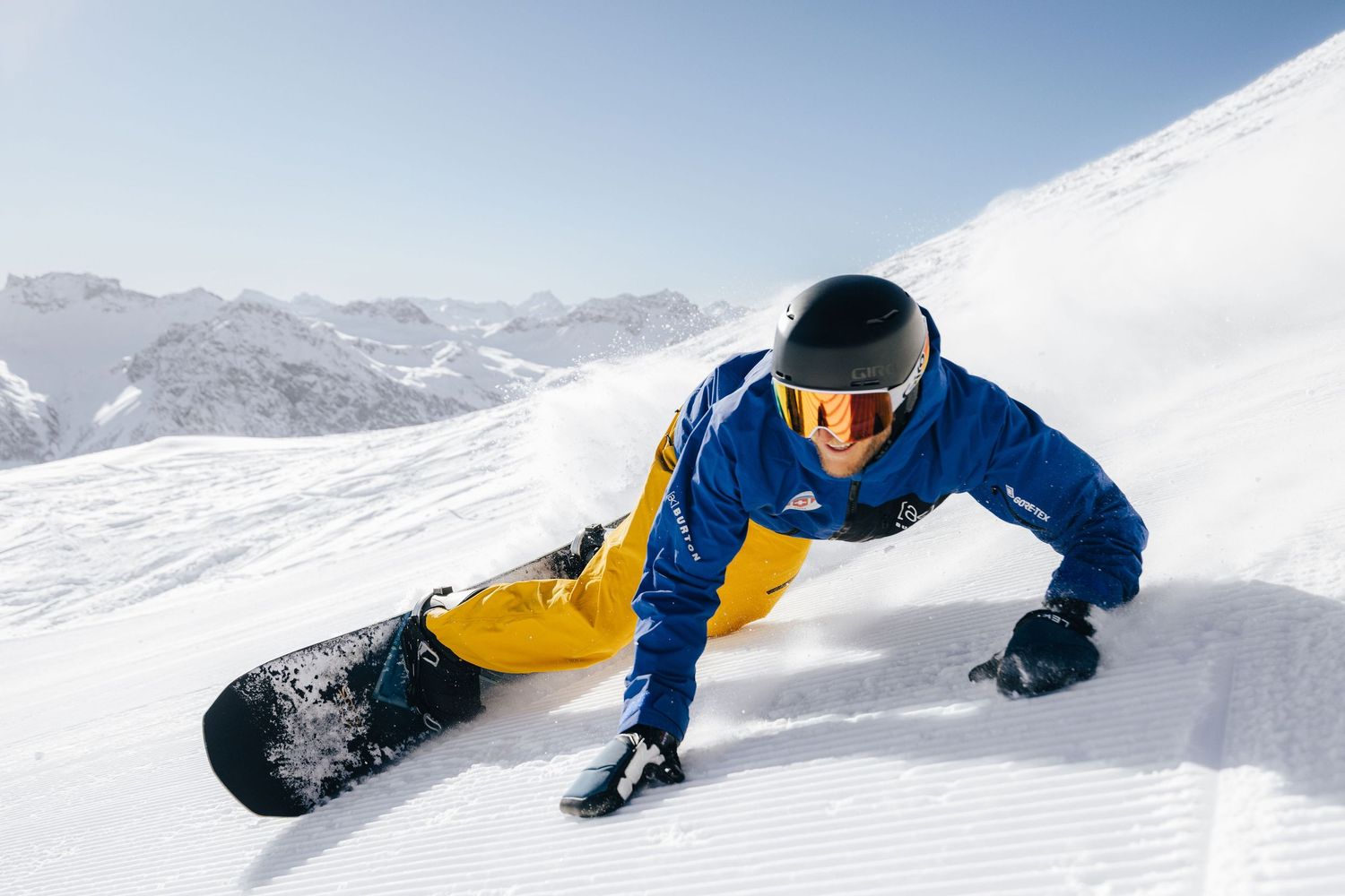 F/lowboarding low softboot duckstance snowboard carving of Urban Engel on his Toe edge