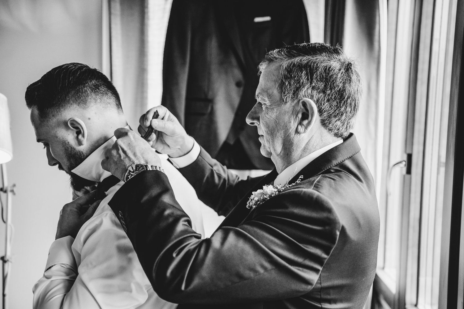 Padre ayudando al novio a vestirse durante los preparativos de boda en Asturias — Fotografía documental por Juan Llavio