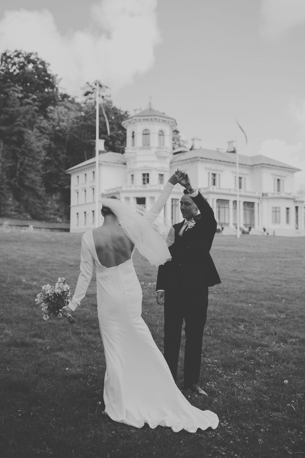 Trädgården vid Överås slott i Göteborg – vacker fotoplats för bröllopsfotografering
