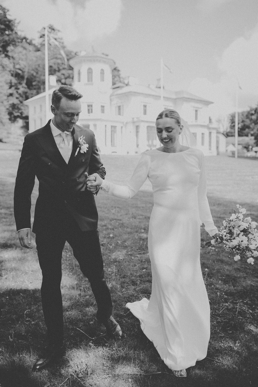 Brudpar på slottsgård i Göteborg – elegant och tidlös bild