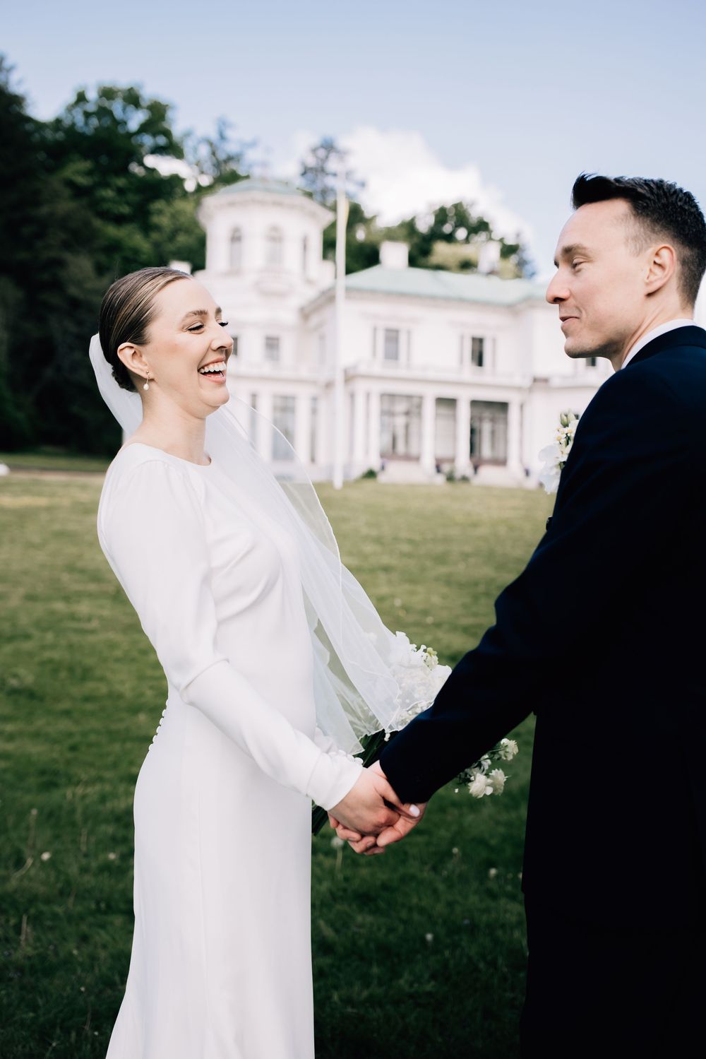 Brudpar framför Överås slott i Göteborg – romantiskt bröllopsfotografering med prisvärd bröllopsfotograf