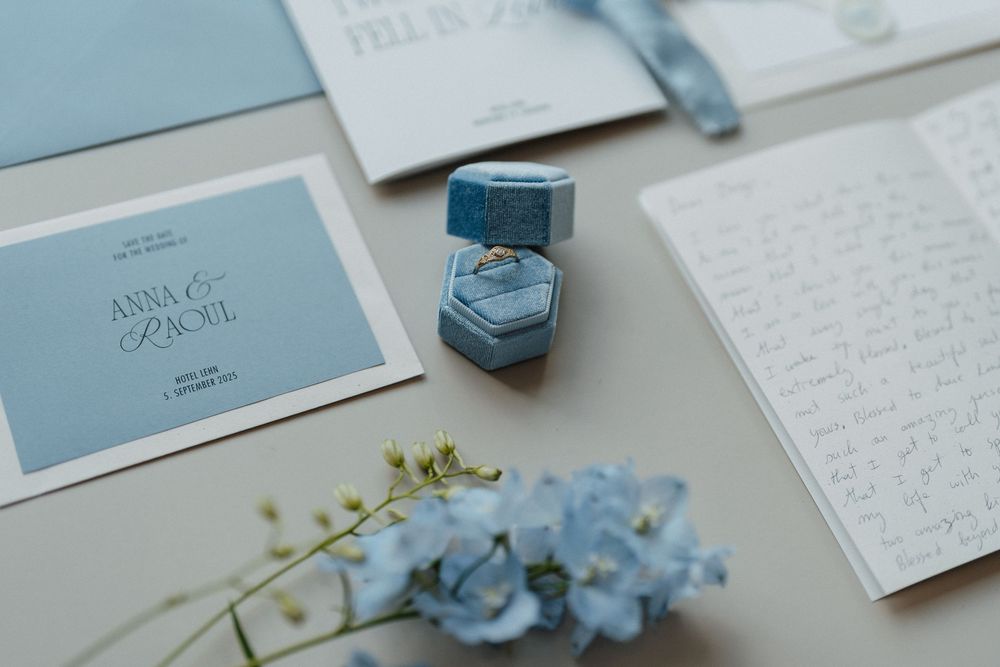 Detailaufnahme vom eleganten Flatlay in hellblau gehalten.