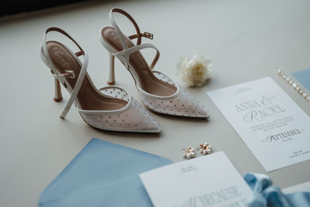 Brautschuhe auf dem Flatlay.