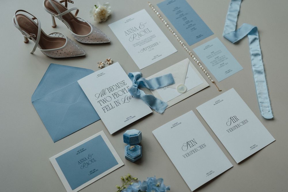 Flatlay von Hochzeitseinladung und Papeterie in elegantem hellblau.