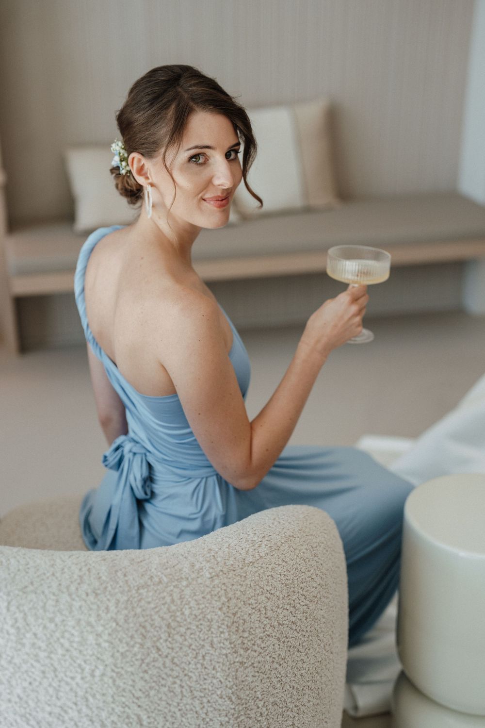 Trauzeuging hält ein Champagner Glas.