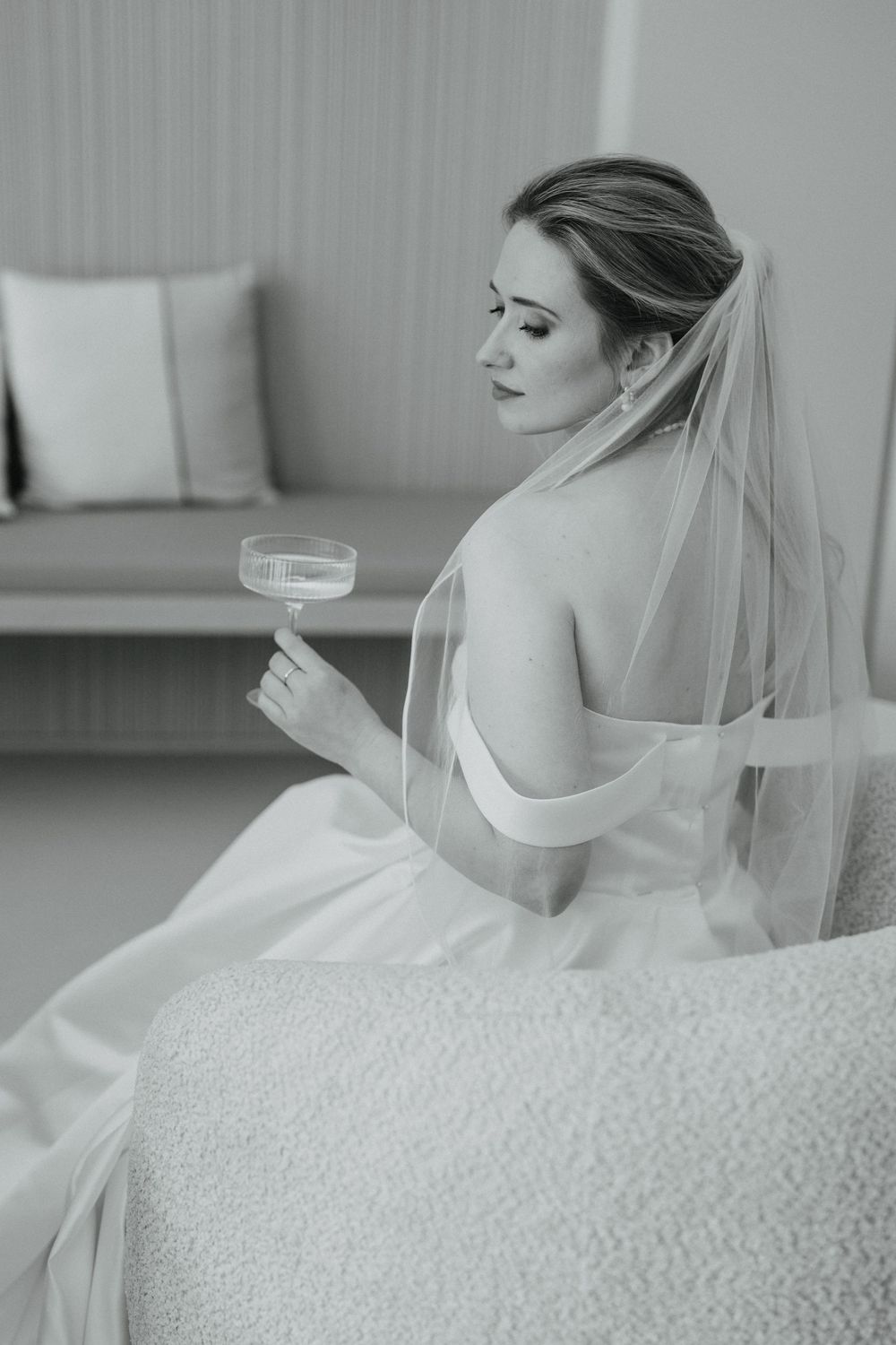 Detailaufnahme Braut und Champagner Glas in schwarz-weiß.