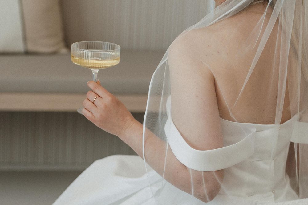 Detailaufnahme Braut und Champagner Glas.
