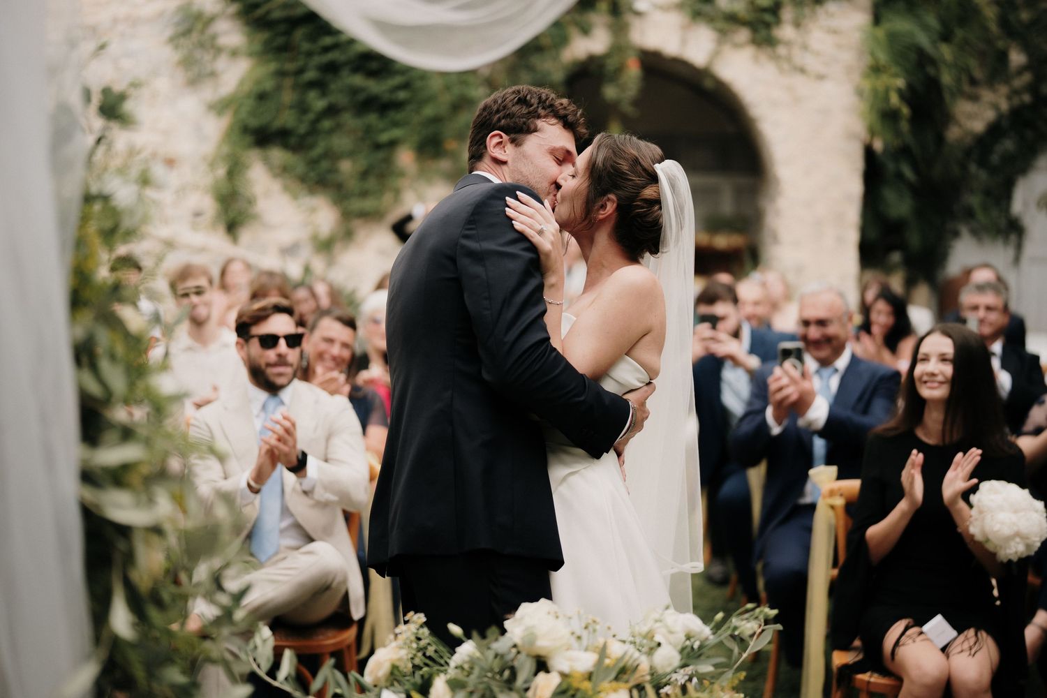 the kiss of the newlyweds during the wedding ceremony at the Locanda del Cavaliere