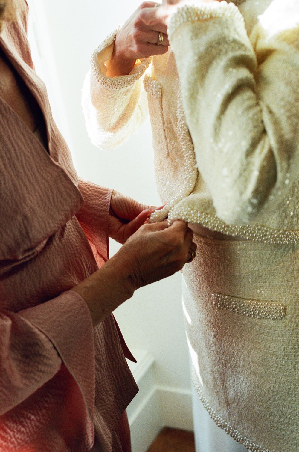 bridal getting ready photos on film photography, paris wedding photos on film photography, paris film photographer, 35mm film photos