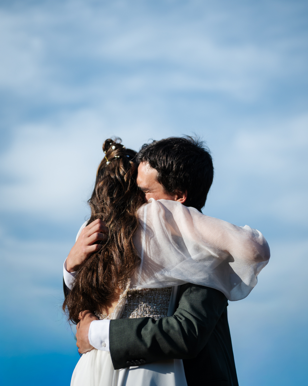 Novios abrazándose en sesión de fotos al aire libre