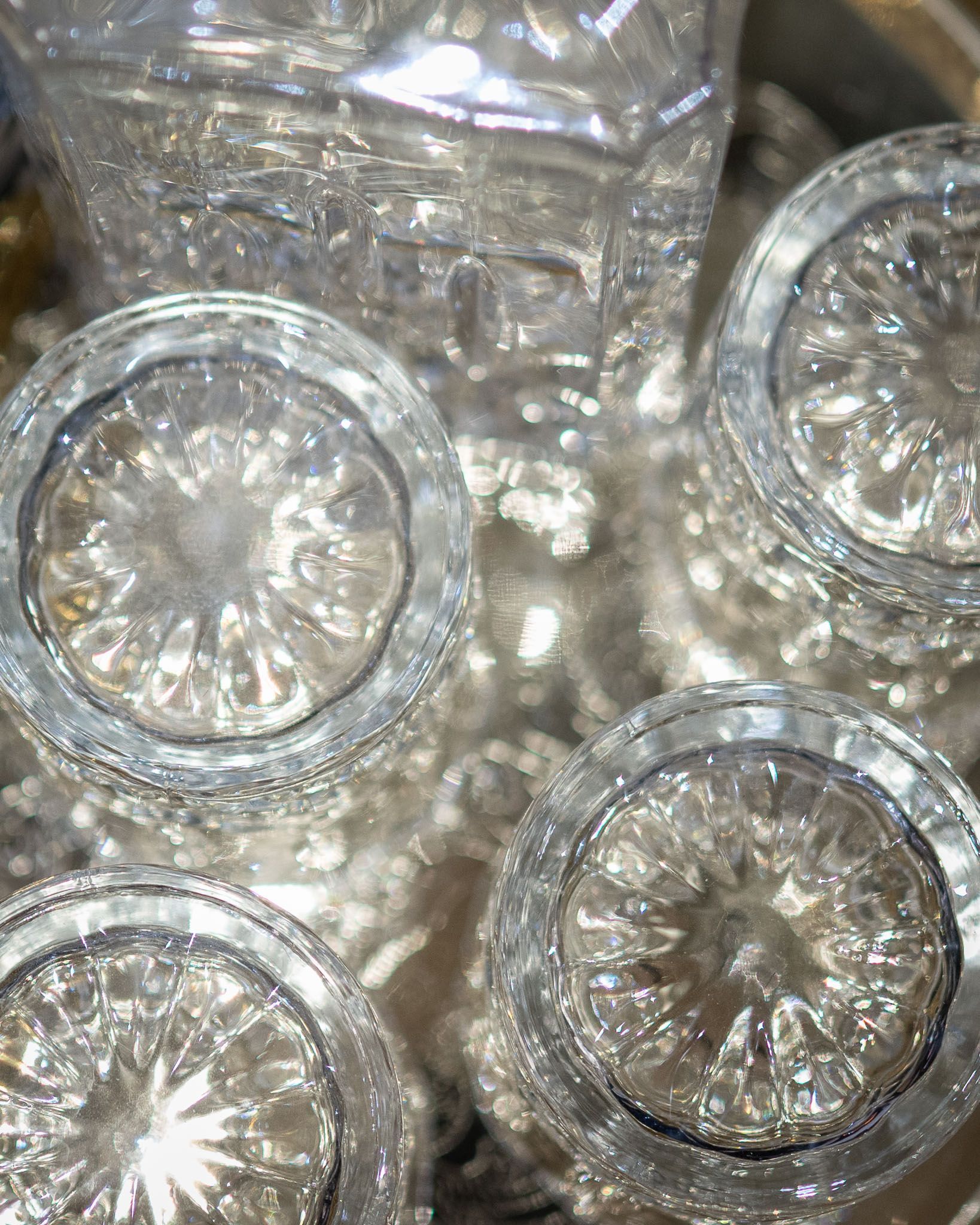 Företagsfoto av Fotograf Jessica Lindqvist - Frisör Torgny i Vasastan. Detaljbild av gammeldags glas och karaff.