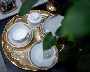 Företagsfoto av Fotograf Jessica Lindqvist - Frisör Torgny i Vasastan. Detaljbild av gammeldags kaffekoppar stående på guldbricka.