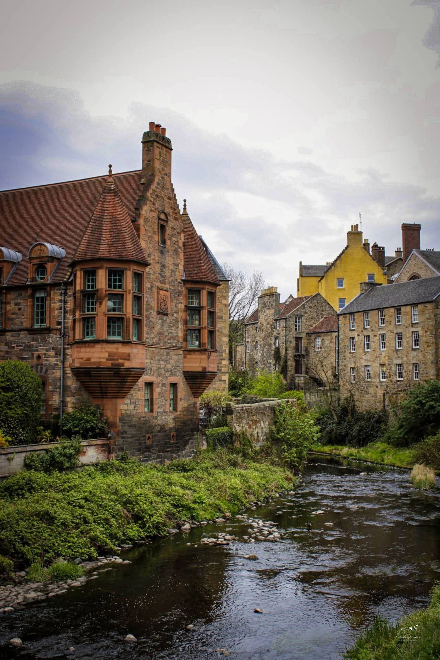 Dean Village sous la pluie, ambiance de voyage en Écosse capturée par Sandrine Photographie
