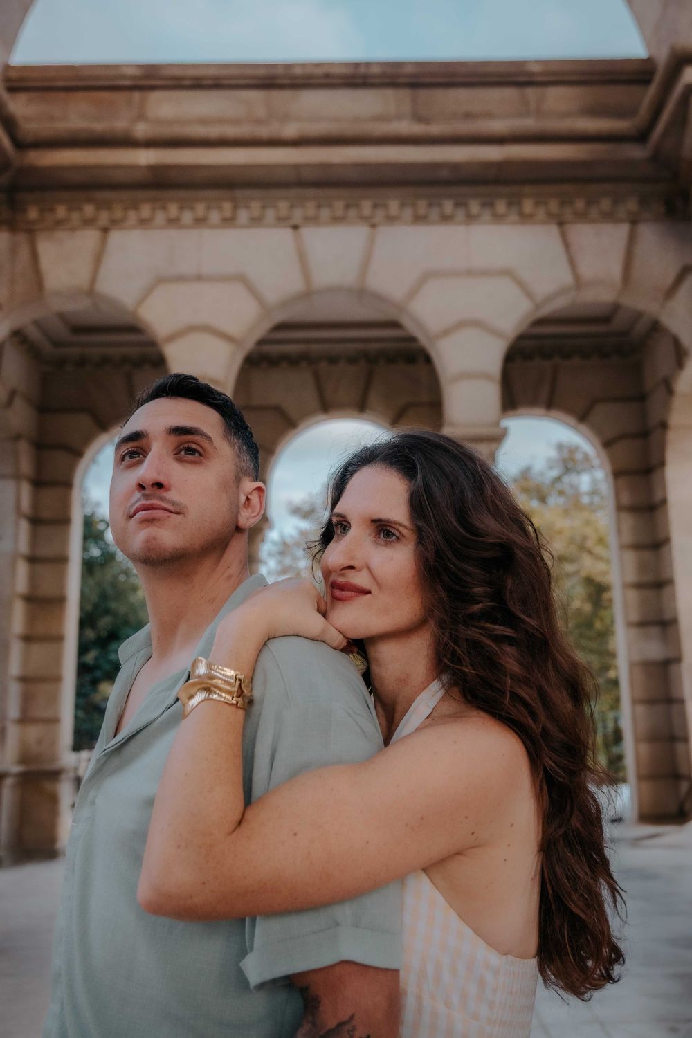 Candid Barcelona photographer capturing natural laughter between husband and wife.