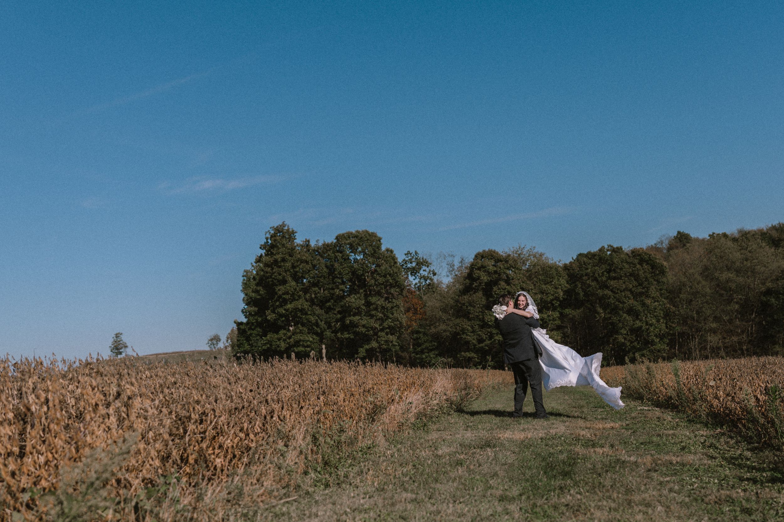 vintage bridal photography, vintage wedding photography, vintage wedding dress, white lily farm wedding, white lily farm pictures,