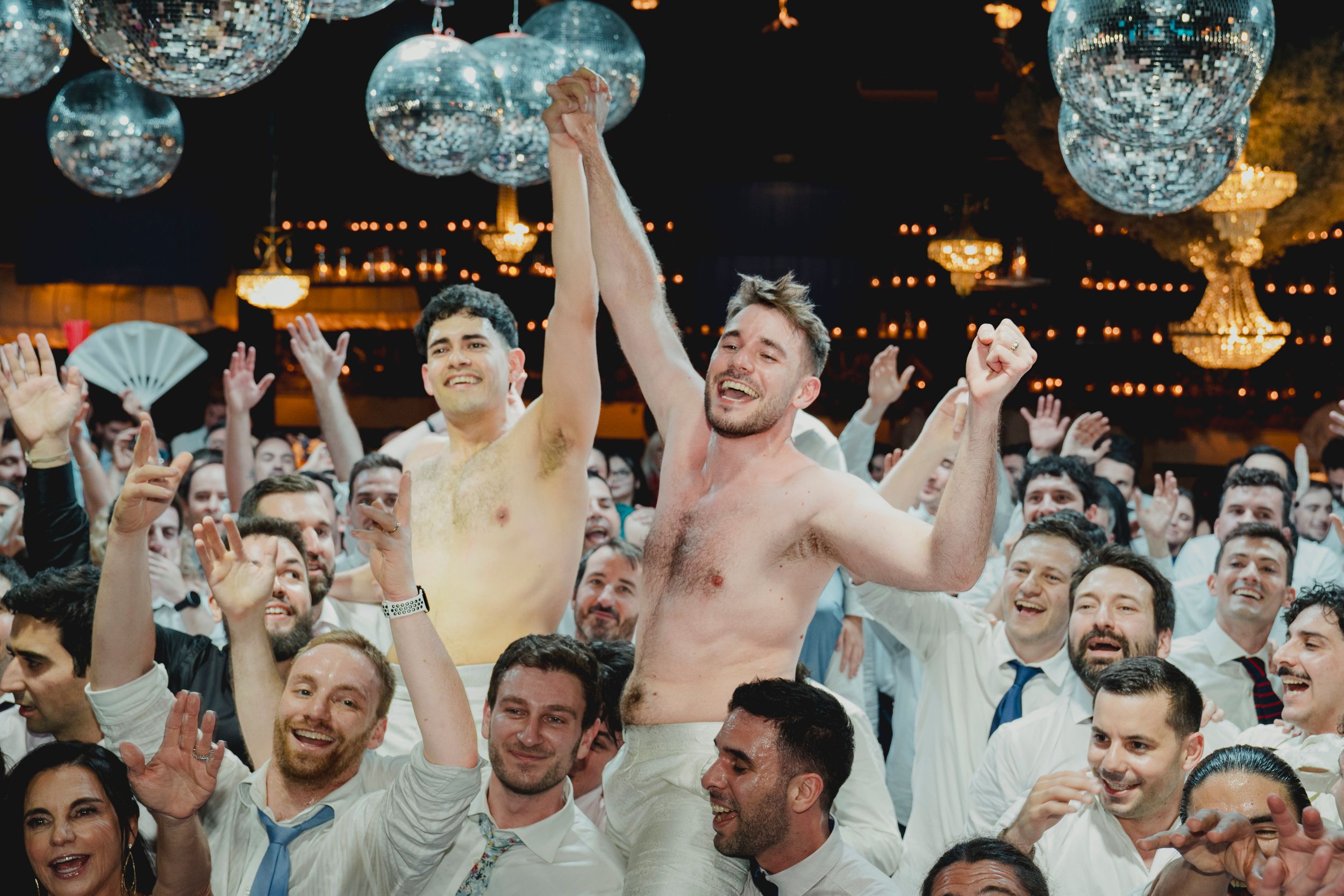 Celebración divertida durante la fiesta de matrimonio