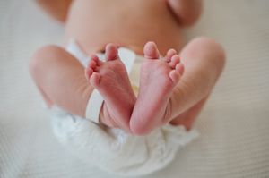 Melissa Stuer Photography Moederschapsfotograaf Moerbeke Oost-Vlaanderen Fresh 48 shoot, detail baby voetjes