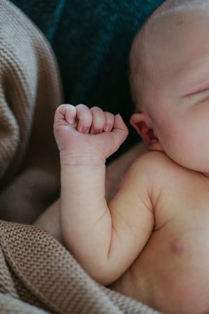 Melissa Stuer Photography Moederschapsfotograaf Moerbeke Oost-Vlaanderen Fresh 48 shoot, detail handje baby  materniteit
