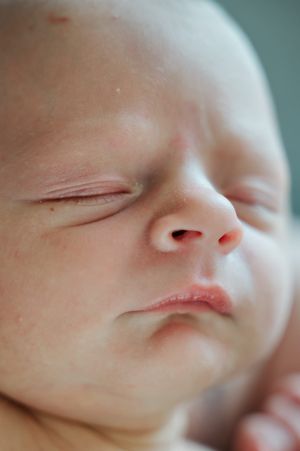 Melissa Stuer Photography Moederschapsfotograaf Moerbeke Oost-Vlaanderen Fresh 48 shoot, close up baby jongen hoofdje materniteit ziekenhuis