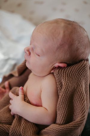 Melissa Stuer Photography Moederschapsfotograaf Moerbeke Oost-Vlaanderen Fresh 48 shoot, detail hoofdje baby jongen materniteit