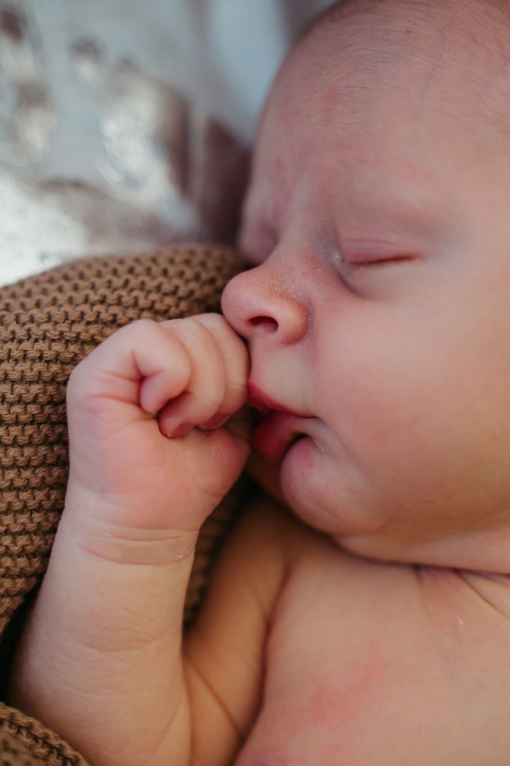 Melissa Stuer Photography Moederschapsfotograaf Moerbeke Oost-Vlaanderen Fresh 48 shoot, close up baby jongen gezicht, handje lippen