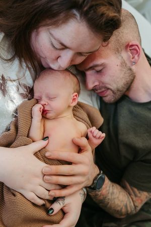 Melissa Stuer Photography Moederschapsfotograaf Moerbeke Oost-Vlaanderen Fresh 48 shoot, mama, papa en zoontje baby jongen