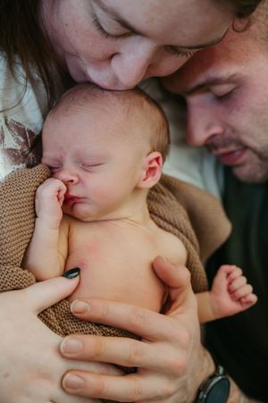 Melissa Stuer Photography Moederschapsfotograaf Moerbeke Oost-Vlaanderen Fresh 48 shoot, mama, papa en zoontje baby jongen