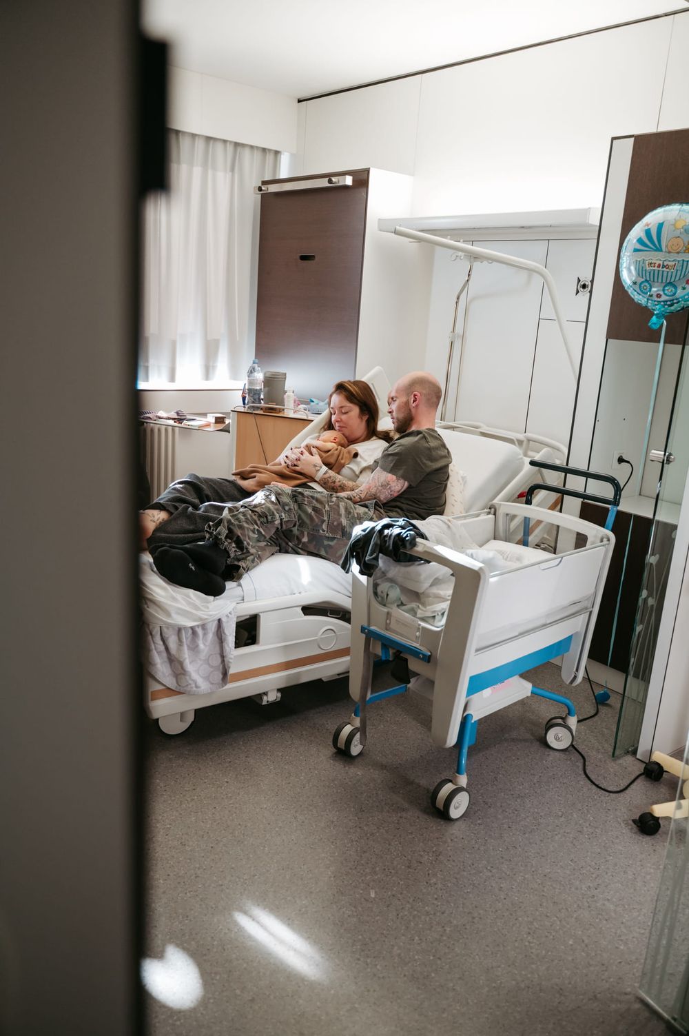 Melissa Stuer Photography Moederschapsfotograaf Moerbeke Oost-Vlaanderen Fresh 48 shoot, mama, papa en baby op materniteit ziekenhuis