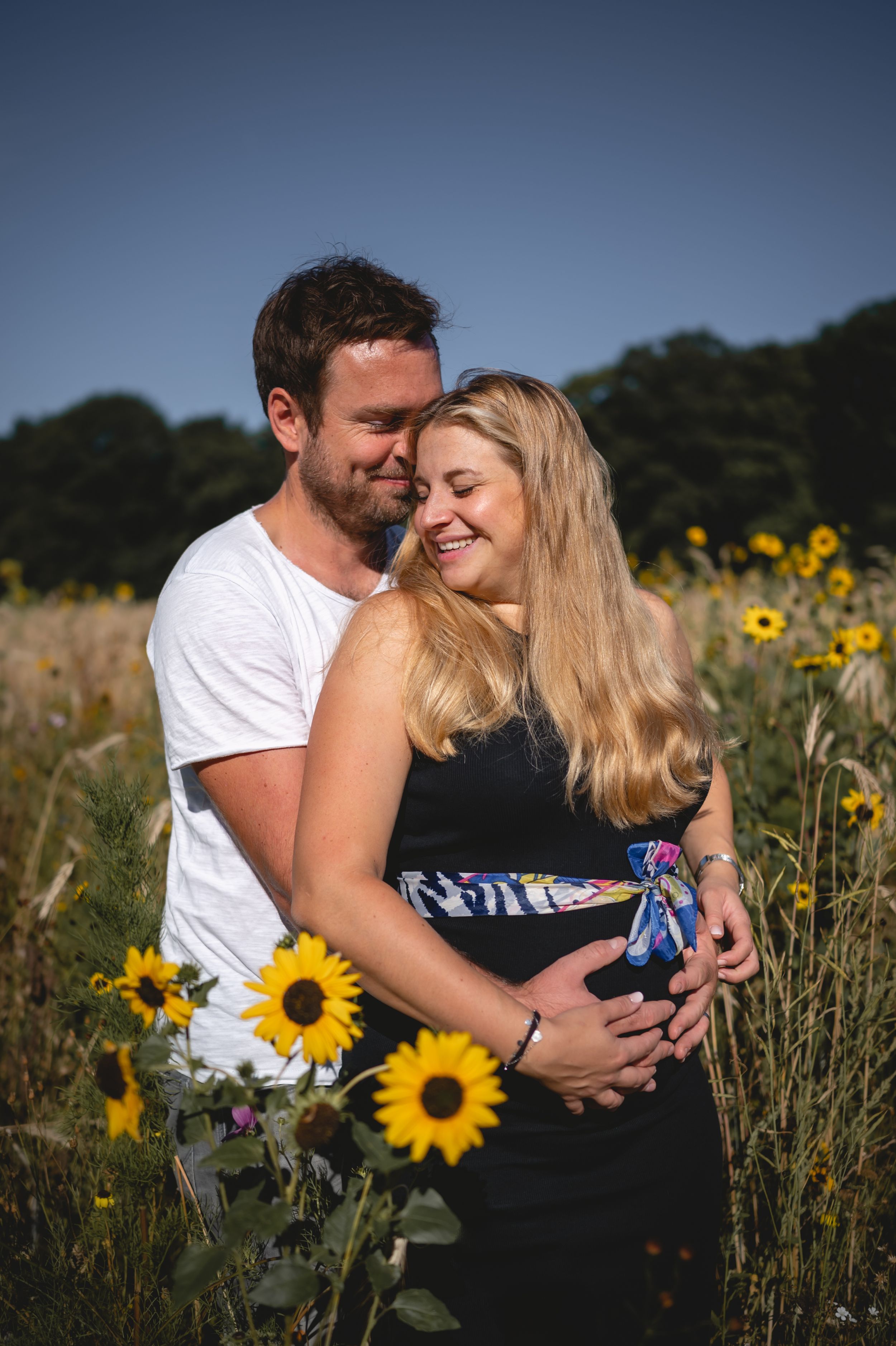 Zwangerschapsshoot in bloemenveld Rhenen - Elles Yanna Photography