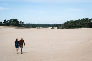 Zwangerschapsshoot op een zandverstuiving - Elles Yanna Photography