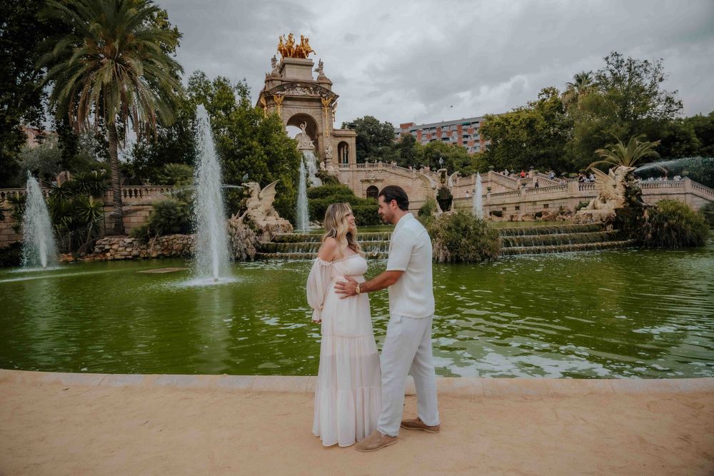 Natural couples photoshoot Barcelona capturing connection and love.