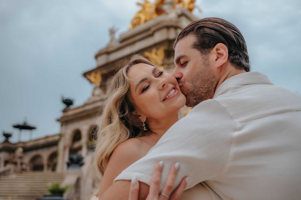 Soft and dreamy pregnancy photos in Barcelona nature setting.