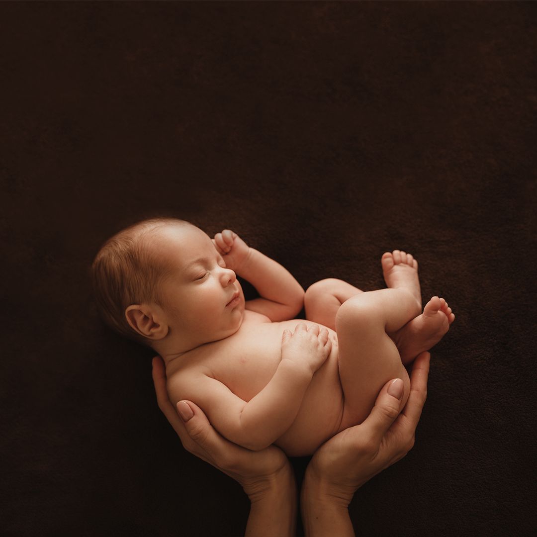 Autentické newborn fotenie a prirodzené emócie v Bratislave. 10 rokov praxe v novorodeneckej fotografii, Domi Bobák – bezpečie a pokoj.