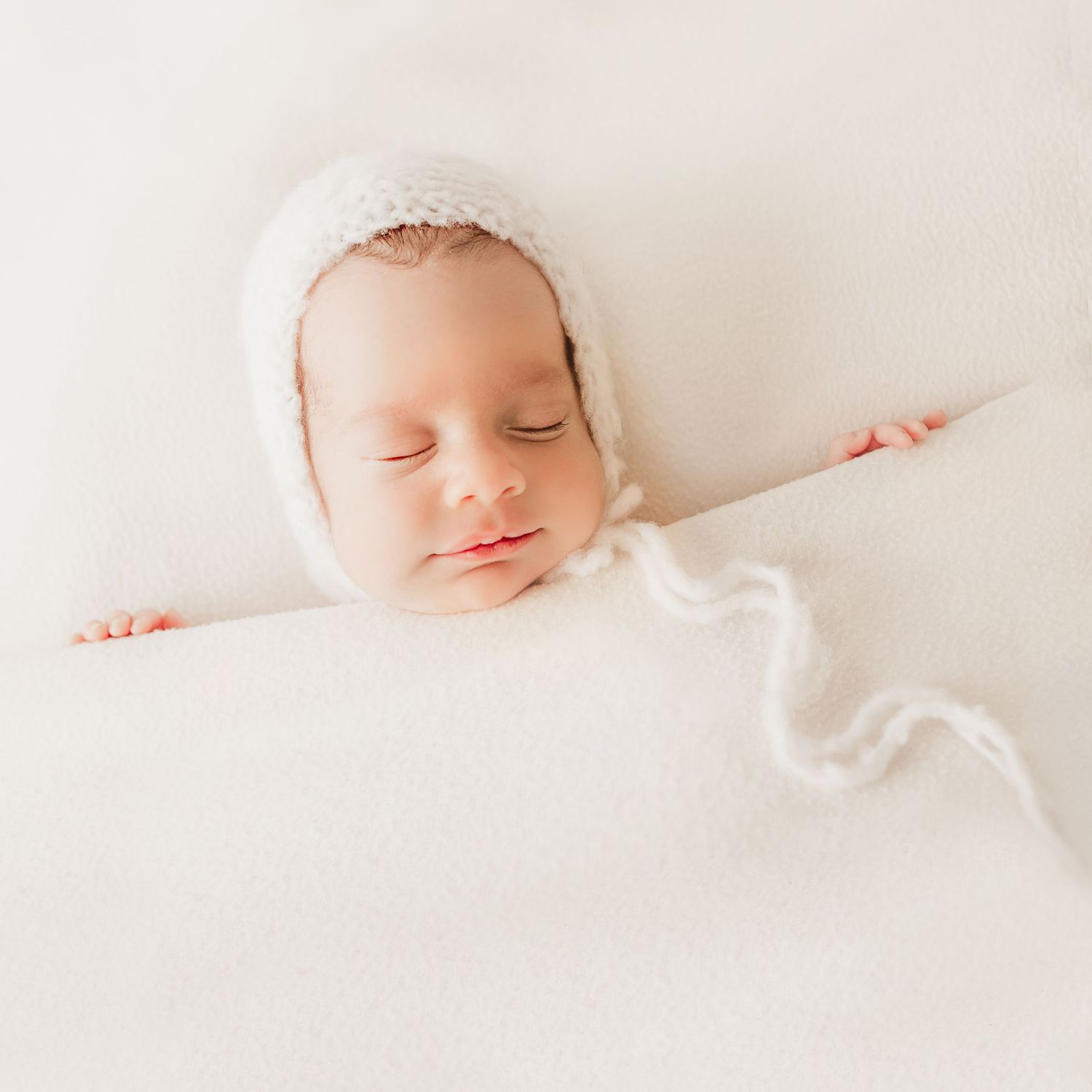 Autentické newborn fotenie a prirodzené emócie v Bratislave. 10 rokov praxe v novorodeneckej fotografii, Domi Bobák – bezpečie a pokoj.