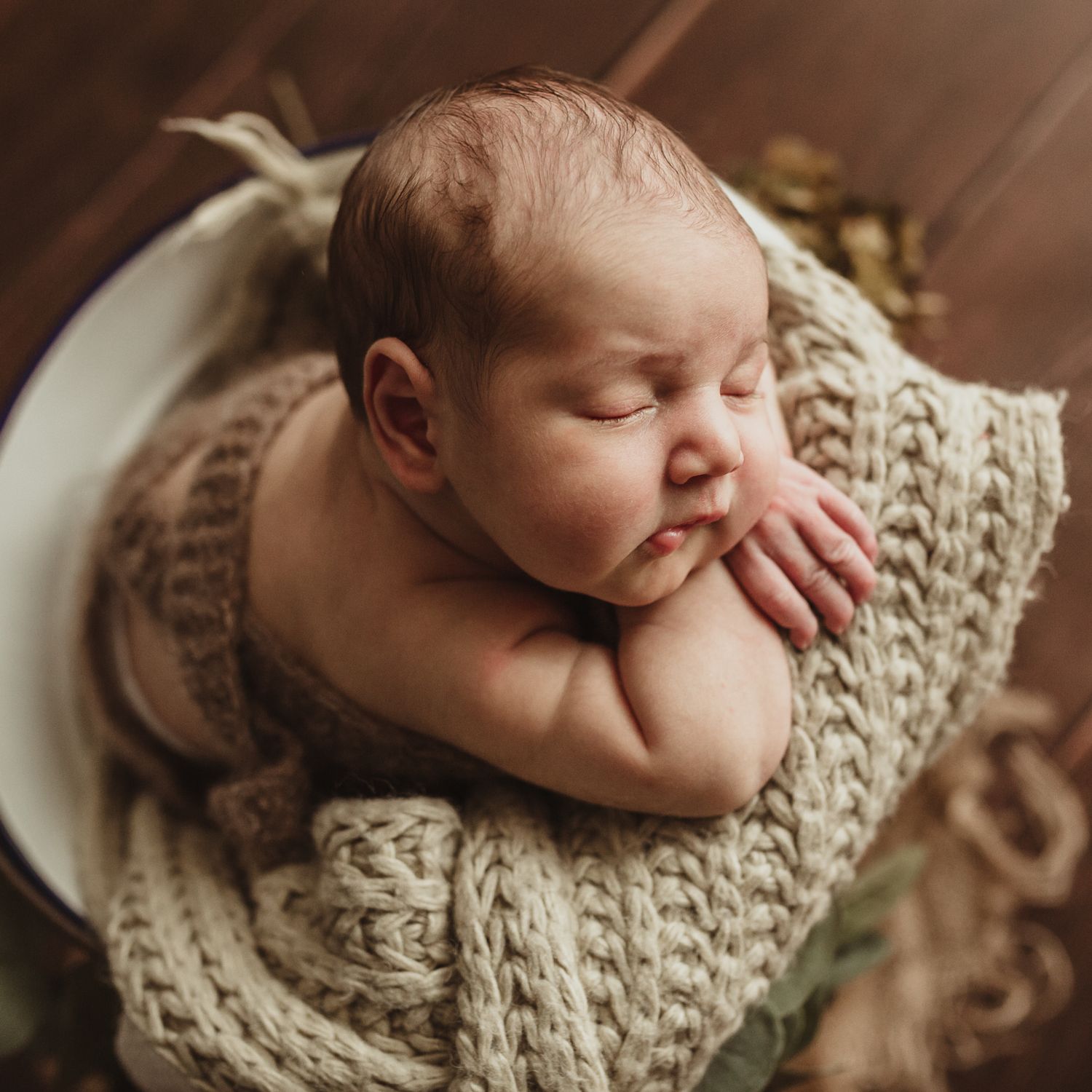 umelecké newborn fotenie bábätka do 14 dní v ateliéri Bratislava. Bezpečné polohovanie a 10 rokov praxe, fotografka Domi Bobák.