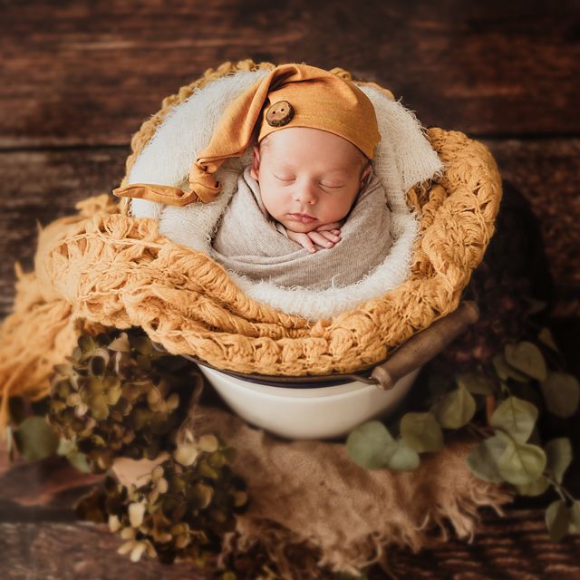 umelecké newborn fotenie bábätka do 14 dní v ateliéri Bratislava. Bezpečné polohovanie a 10 rokov praxe, fotografka Domi Bobák.