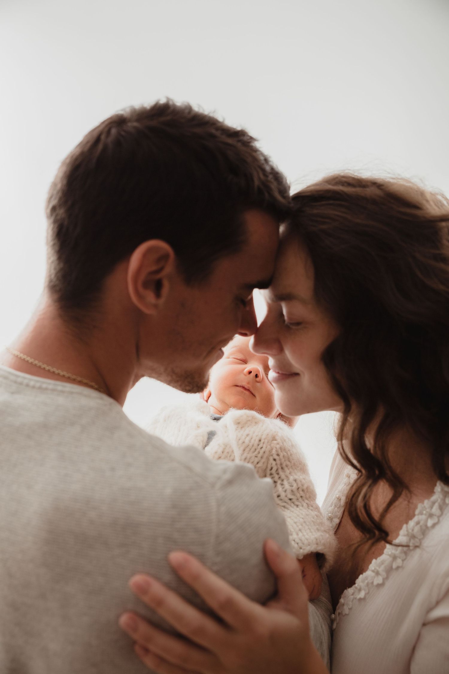 Autentické newborn fotenie a prirodzené emócie v Bratislave. 10 rokov praxe v newborn fotografii, Domi Bobák zachytenie šťastia s rodičmi.