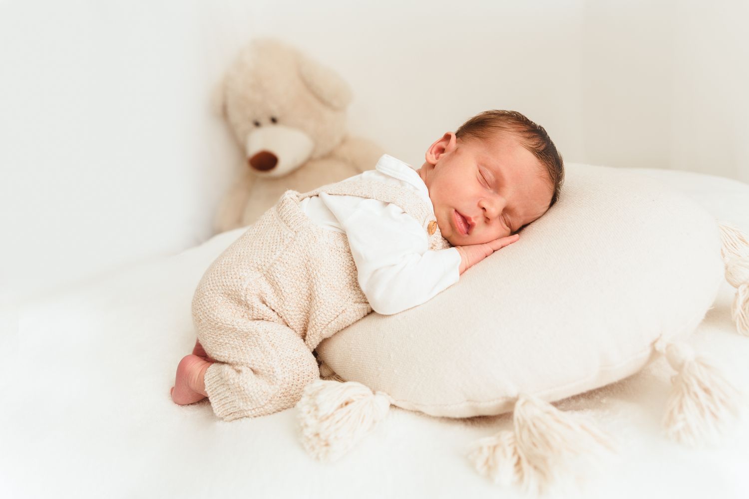 Autentické newborn fotenie a prirodzené emócie v Bratislave. 10 rokov praxe v novorodeneckej fotografii, Domi Bobák – bezpečie a pokoj.